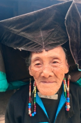 naxi woman